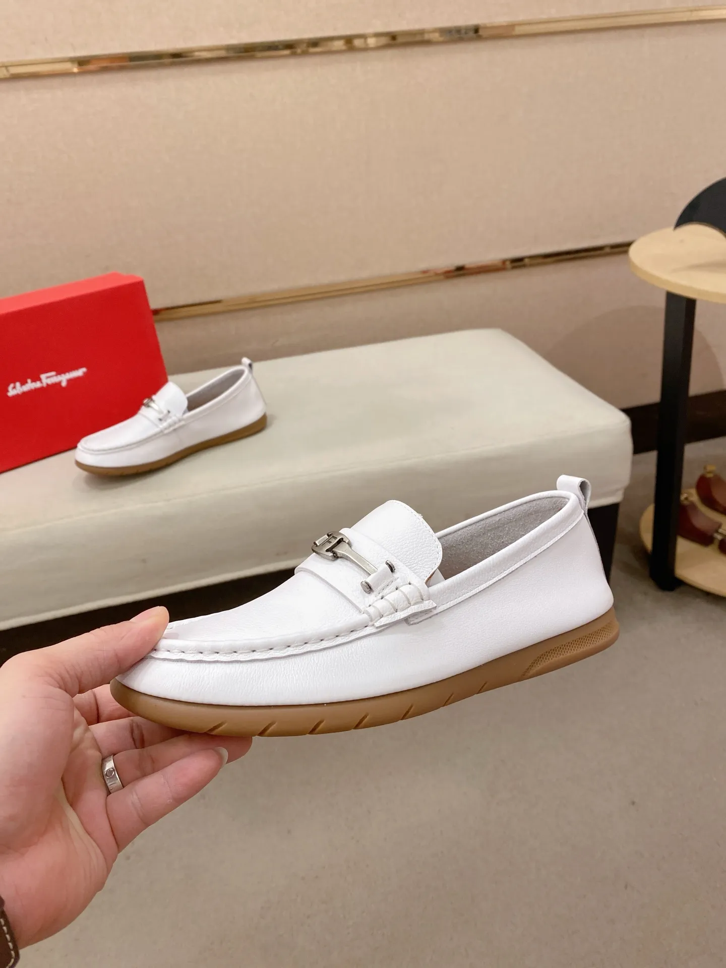 Factory price 500💰 Original Ferragamo men's shoes! The world's top brands...Luxury quality...//Fashion and high-end footwear 👍💪🏻...give you a low-key luxury comfort experience👍. The upper is made of pure Italian imported original cowhide and sweat-absorbent sheepskin lining. It is comfortable and breathable, high-end and classy... luxurious and noble!! .. OEM factory shipment [Hug] stall.. Original board. Welcome to taste..38--44.